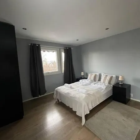 Platinum House - Centrally Located With Facilities