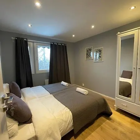Nyaraló Platinum House - Centrally Located With Facilities