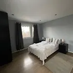 Platinum House - Centrally Located With Facilities